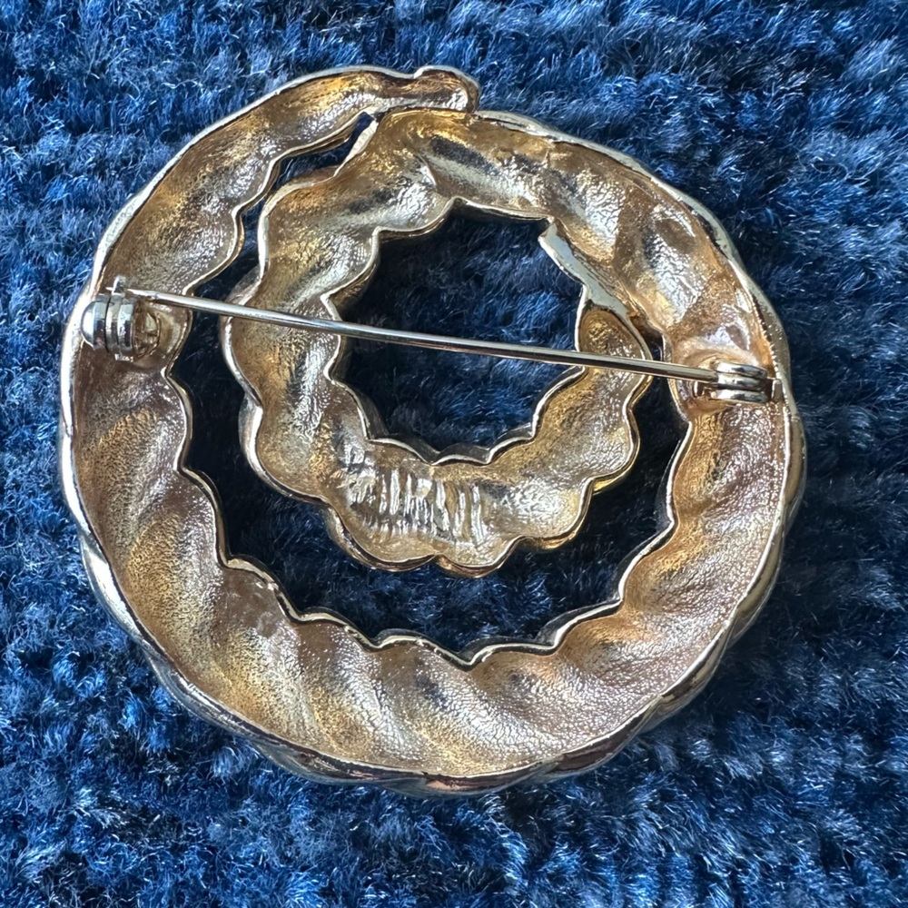 Goldtone Double Rope Brooch - Picture 4 of 4